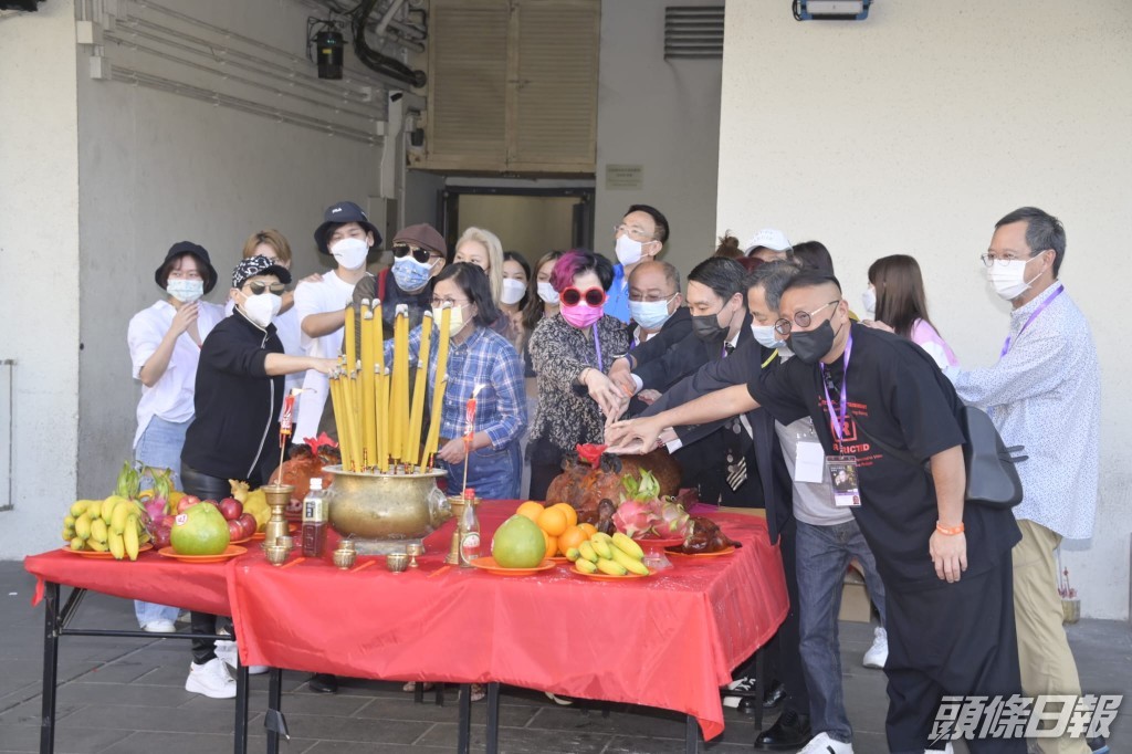 一眾演出藝人如汪明荃（阿姐）、羅家英、鄭丹瑞、陳潔靈、XiX、米雪、區瑞強及鄭欣宜等，在開騷前與籌辦人之一的陳淑芬進行拜神儀式，眾人切燒豬後大叫「Good Show」。